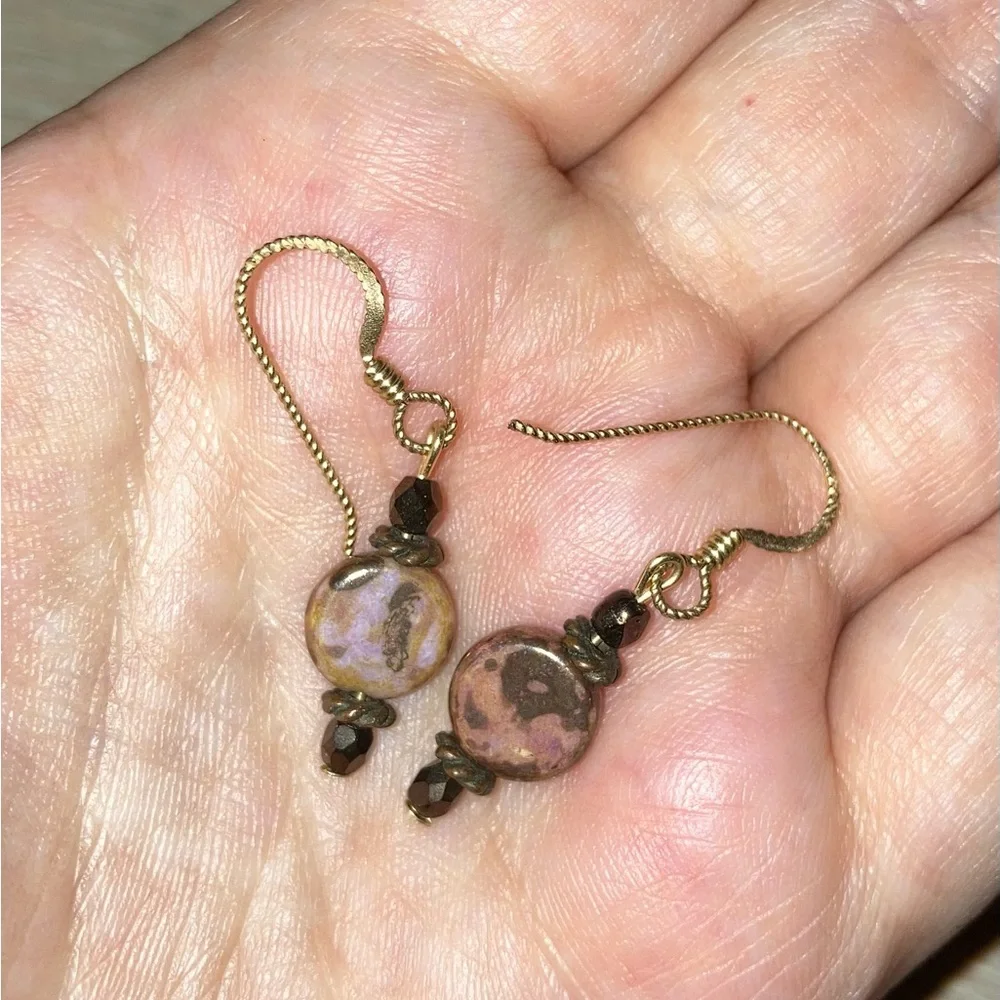 Fashionable gold and brown dangle earrings - Picture 3 of 3